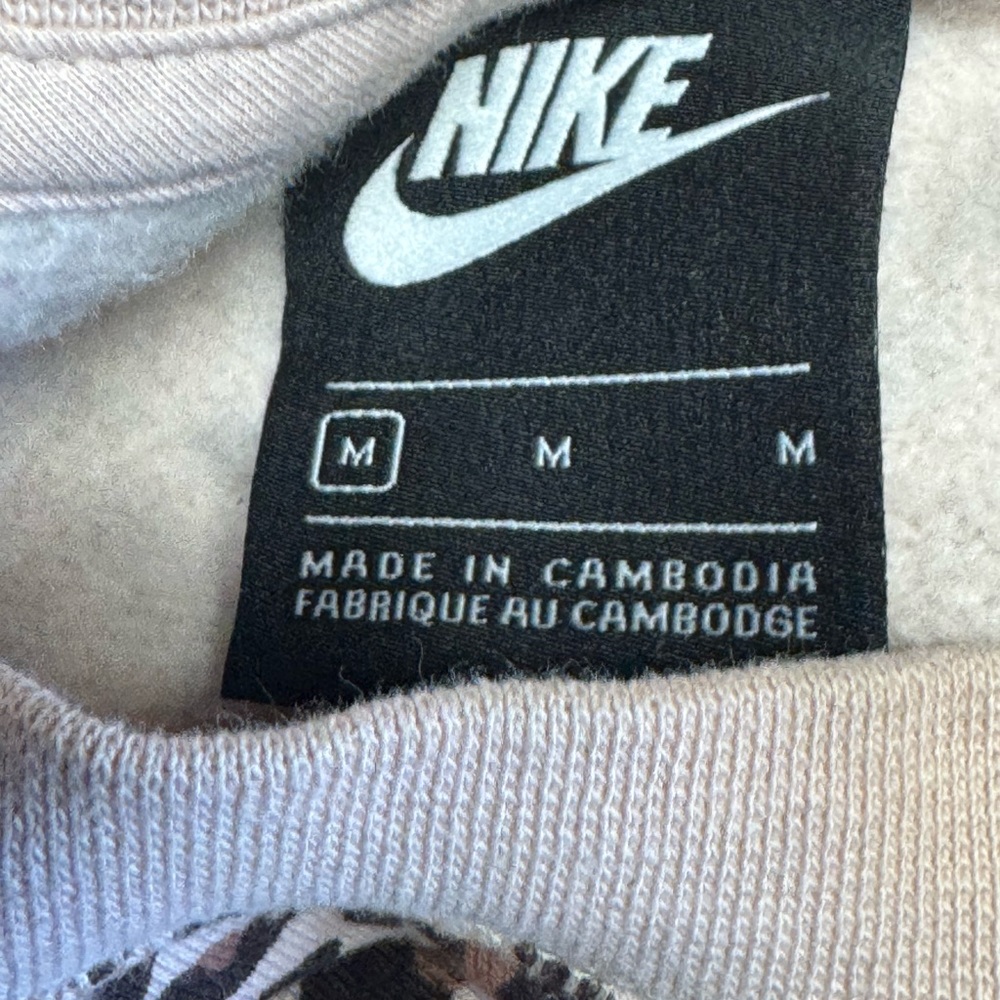Nike Women's Sweatshirt Size M Leopard Print Pullover Center Swoosh Long Sleeve - Picture 2 of 7